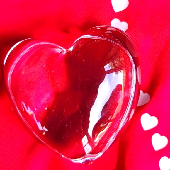Heart-Shaped Glass Paper Weight. ♡♡♡ - Picture 1 of 7